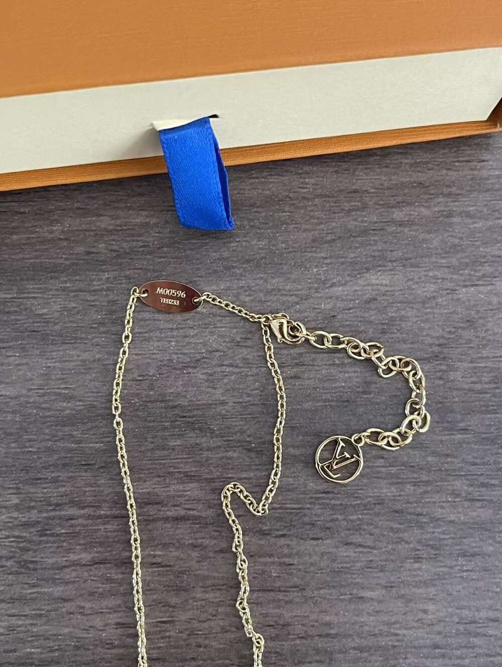 Louis Vuitton LV Iconic Necklace - Picture 4 of 10